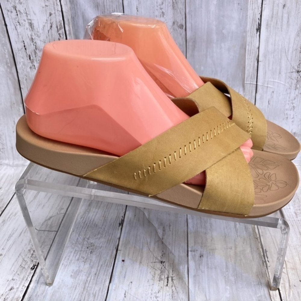 OluKai Kipe'a 'Olu Women's Leather Slide Sandals.
